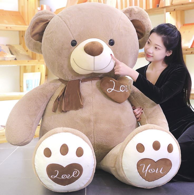 Hình ảnh gấu bông teddy khổng lồ bên bạn gái